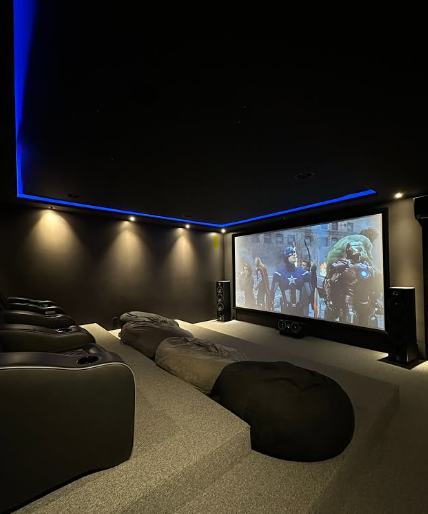 Sala de home cinema com projeção em uso